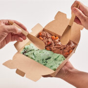 manos sirviendose helado en un enavase de realizado en cartulina biodegradable y cucharas de carton biohoz de interpack